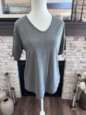NWOT Medium Classic Women's Gray V-Neck Short Sleeve Top